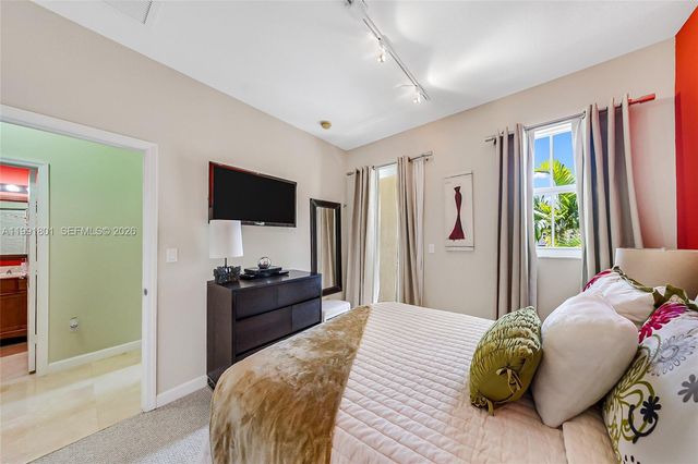 10711 NW 75th Ln, Doral, FL 33178