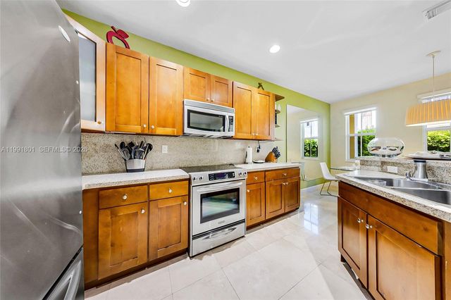 10711 NW 75th Ln, Doral, FL 33178