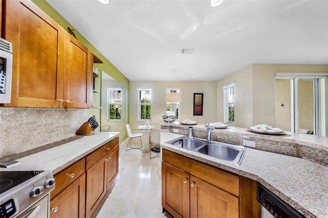 10711 NW 75th Ln, Doral, FL 33178