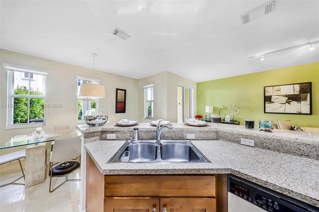 10711 NW 75th Ln, Doral, FL 33178