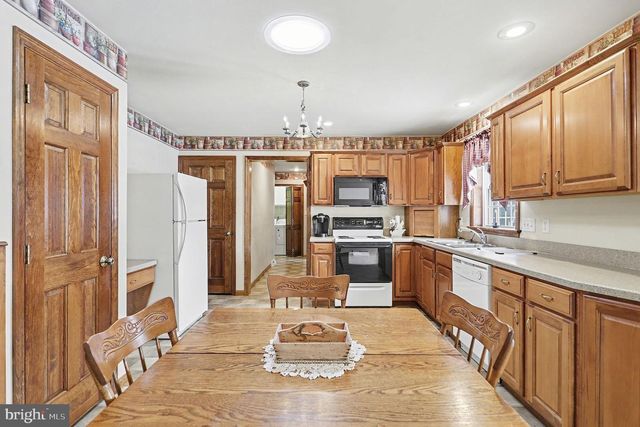 1387 SHEEP HILL RD, East Earl, PA 17519