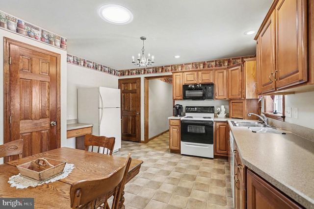 1387 SHEEP HILL RD, East Earl, PA 17519