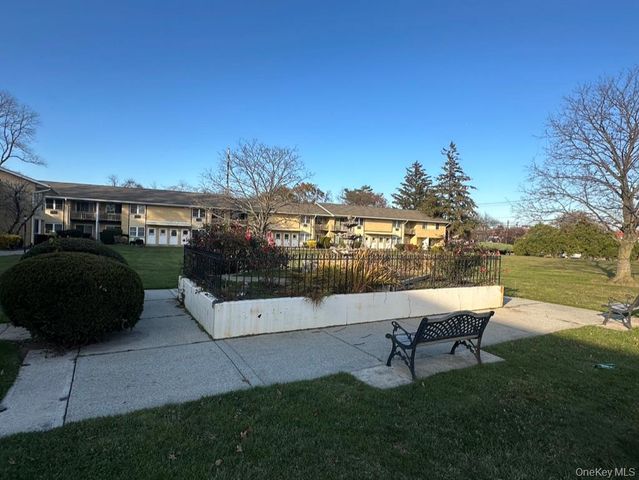 700 Broadway 26, Amityville, NY 11701