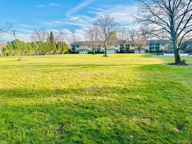 700 Broadway 26, Amityville, NY 11701