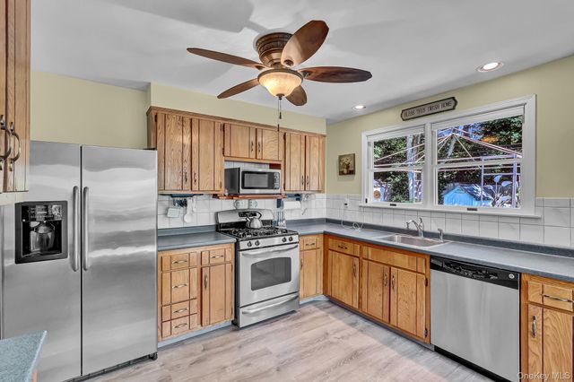 150 Shenandoah Boulevard N, Nesconset, NY 11767