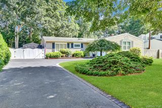 150 Shenandoah Boulevard N, Nesconset, NY 11767