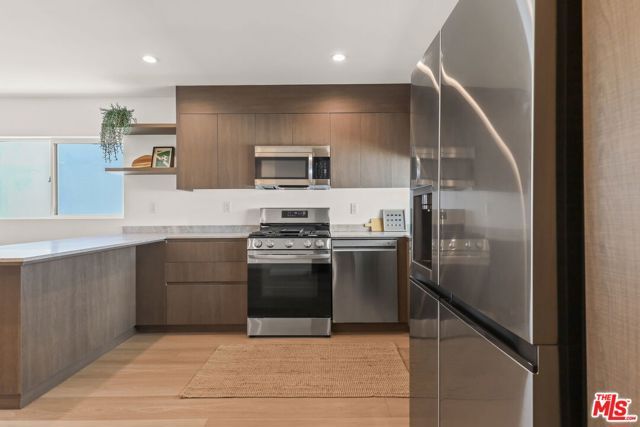621 N Mariposa Avenue, Los Angeles, CA 90004