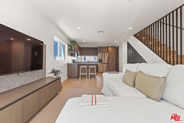 621 N Mariposa Avenue, Los Angeles, CA 90004