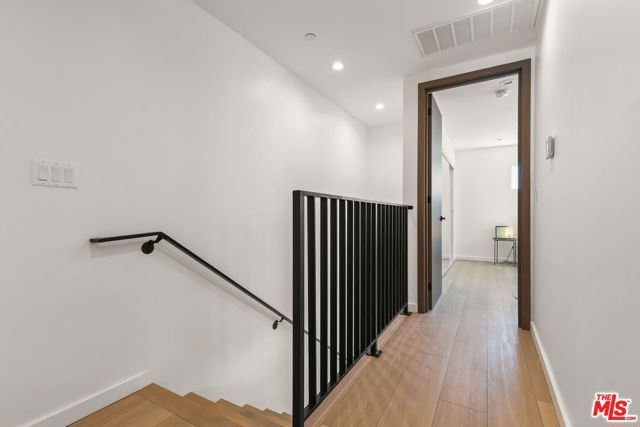 621 N Mariposa Avenue, Los Angeles, CA 90004
