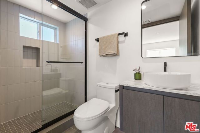 621 N Mariposa Avenue, Los Angeles, CA 90004