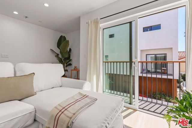 621 N Mariposa Avenue, Los Angeles, CA 90004