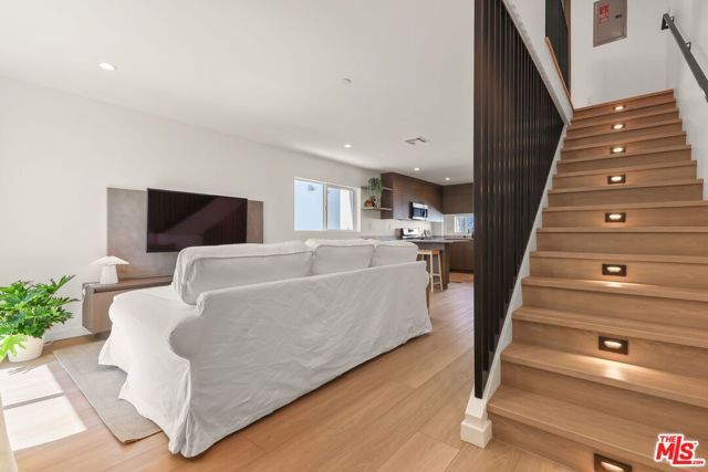 621 N Mariposa Avenue, Los Angeles, CA 90004