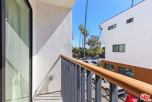 621 N Mariposa Avenue, Los Angeles, CA 90004