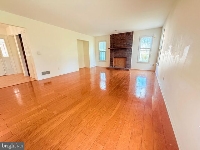 4 CEDAR CT, Princeton Junction, NJ 08550