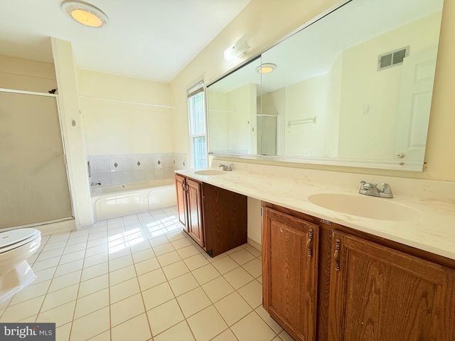 4 CEDAR CT, Princeton Junction, NJ 08550