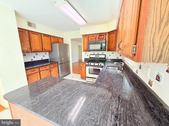 4 CEDAR CT, Princeton Junction, NJ 08550