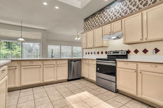 5621 Creekhollow Drive, Arlington, TX 76018