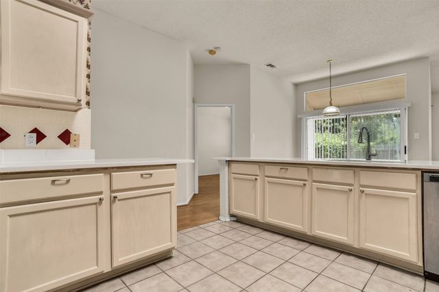 5621 Creekhollow Drive, Arlington, TX 76018