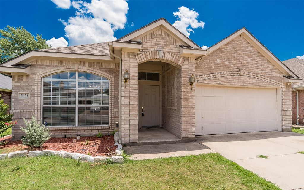 5621 Creekhollow Drive, Arlington, TX 76018