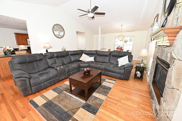 1353 33rd Avenue Drive NE, Hickory, NC 28601