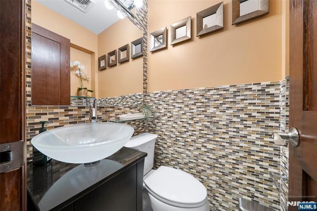 101 State Rt 5 302, Edgewater, NJ 07020