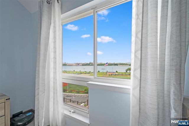 101 State Rt 5 302, Edgewater, NJ 07020