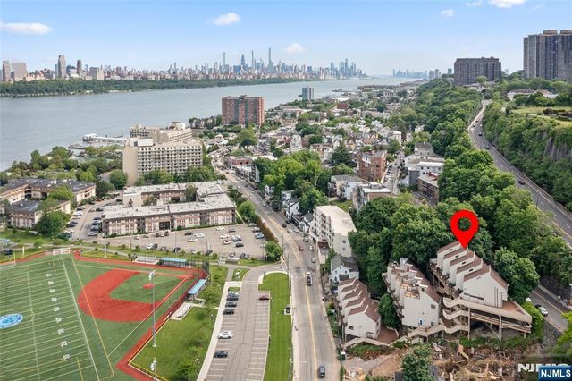 101 State Rt 5 302, Edgewater, NJ 07020