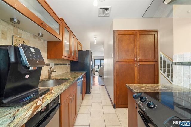 101 State Rt 5 302, Edgewater, NJ 07020