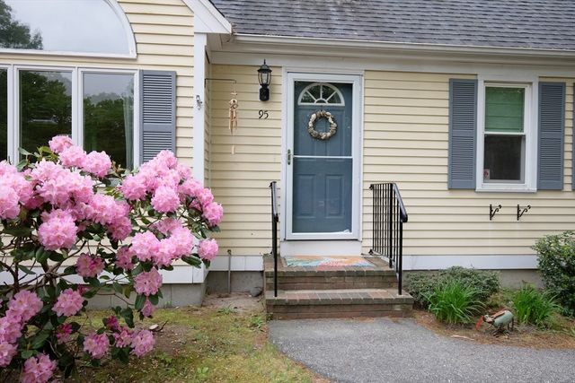 95 Rockville Ave, Falmouth, MA 02536