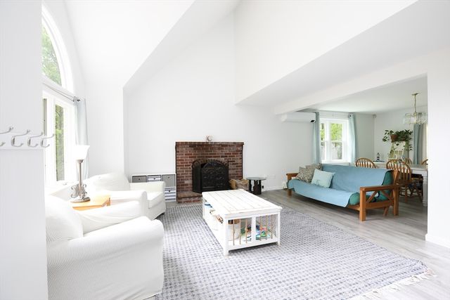 95 Rockville Ave, Falmouth, MA 02536