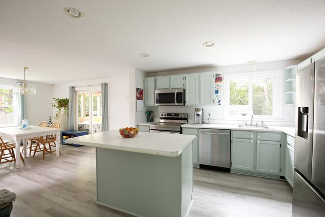 95 Rockville Ave, Falmouth, MA 02536