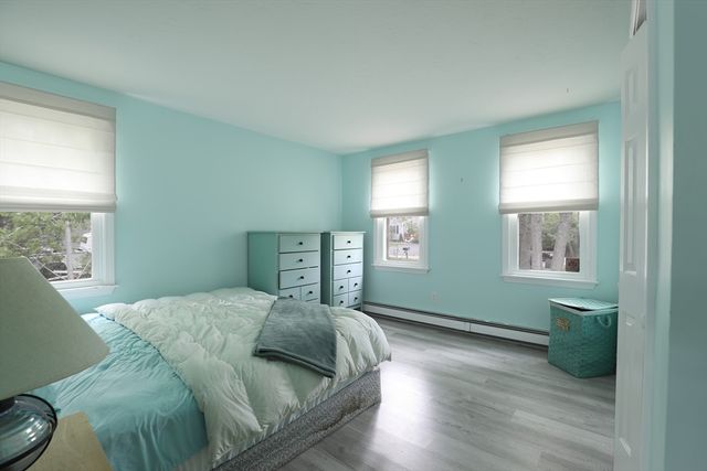 95 Rockville Ave, Falmouth, MA 02536