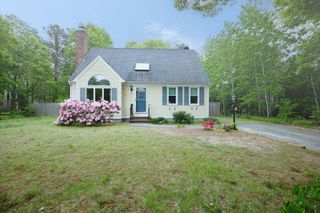 95 Rockville Ave, Falmouth, MA 02536