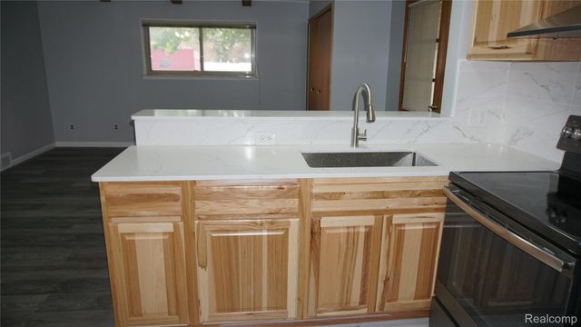 28644 Grobbel Avenue, Warren, MI 48092
