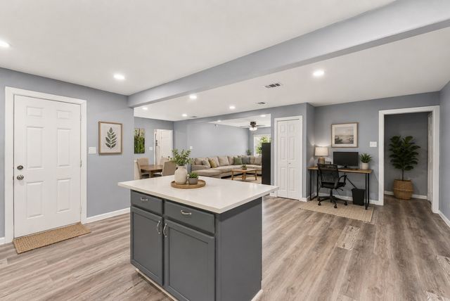1106 E Strong Parkway, Grand Prairie, TX 75050