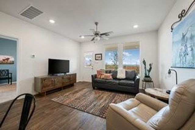 549 Arnold LOOP A, Kyle, TX 78640