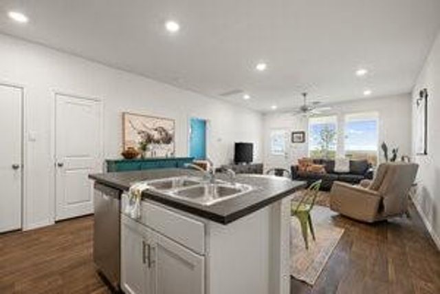 549 Arnold LOOP A, Kyle, TX 78640