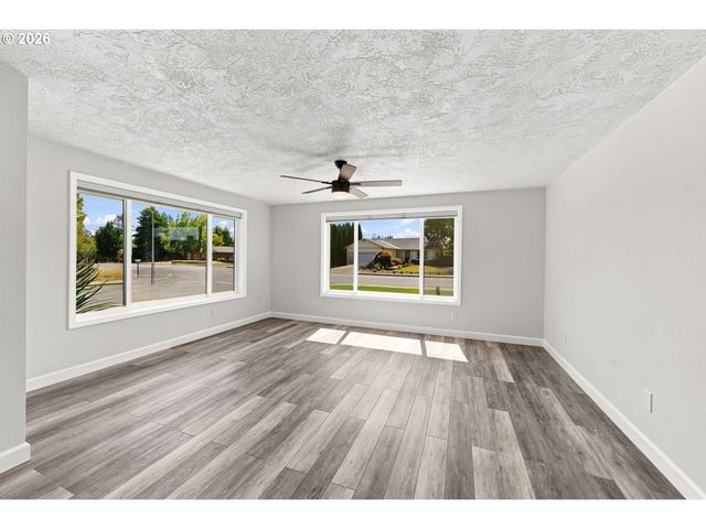 931 Sw FLEISHAUER Ln, Mc Minnville, OR 97128