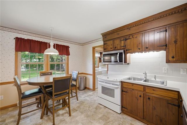 705 Caravelle DR, Chesapeake, VA 23322