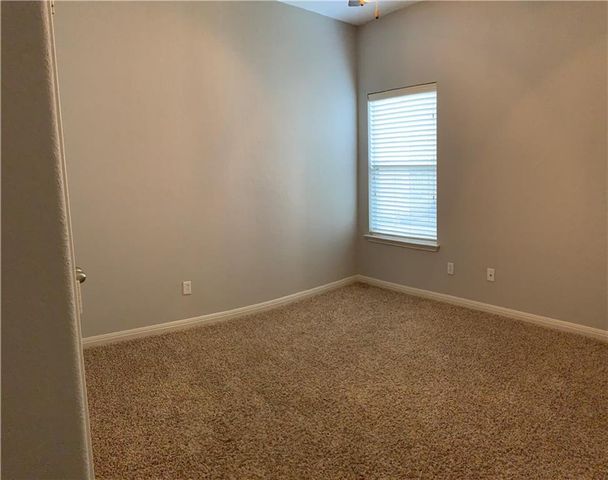 160 Otono LOOP, Kyle, TX 78640