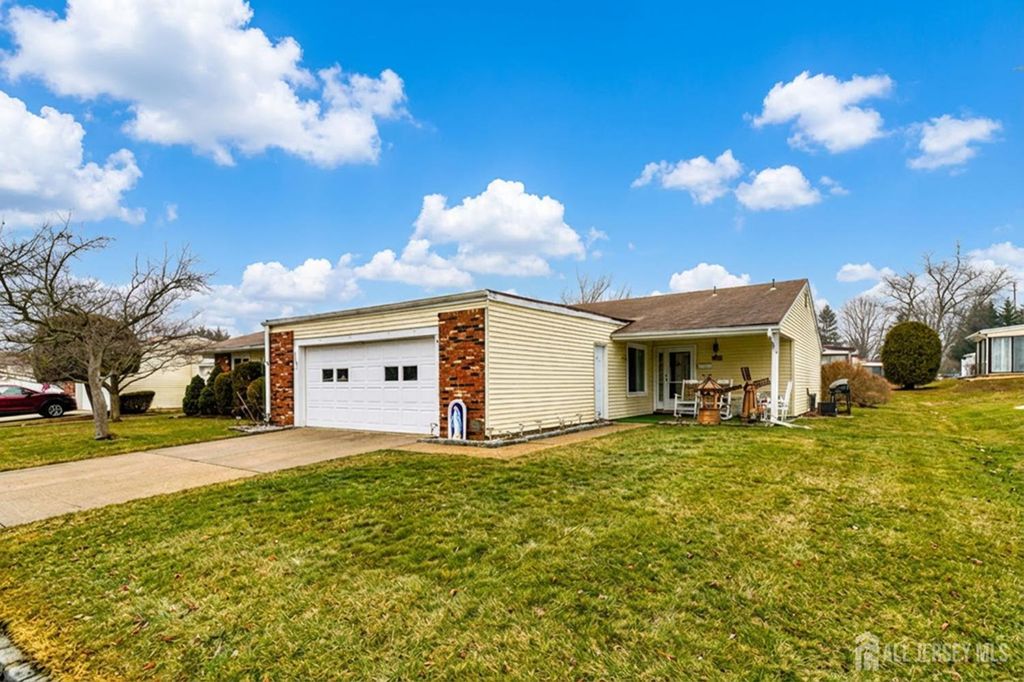 110-C Chatham Drive, Monroe, NJ 08831