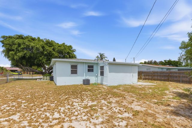 1410 NW 1st Court, Boynton Beach, FL 33435