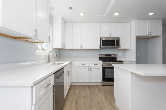 1220 E University Street, Springfield, MO 65804