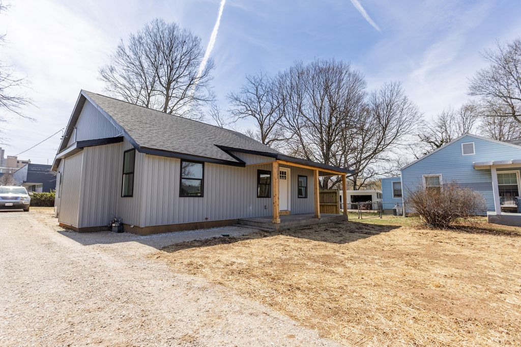 1220 E University Street, Springfield, MO 65804