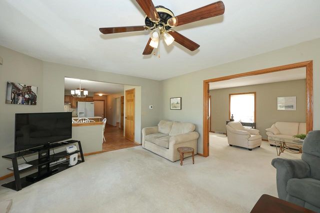 8795 S Lizanne DRIVE, Oak Creek, WI 53154