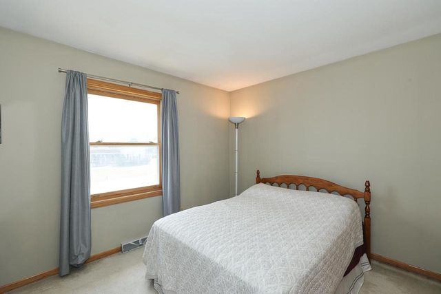8795 S Lizanne DRIVE, Oak Creek, WI 53154