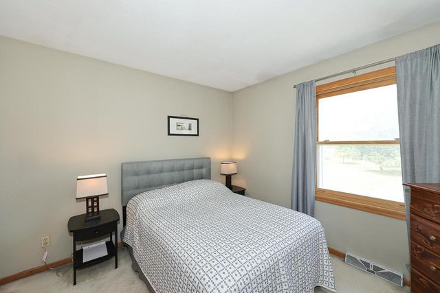 8795 S Lizanne DRIVE, Oak Creek, WI 53154