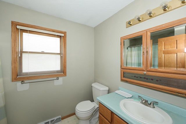 8795 S Lizanne DRIVE, Oak Creek, WI 53154