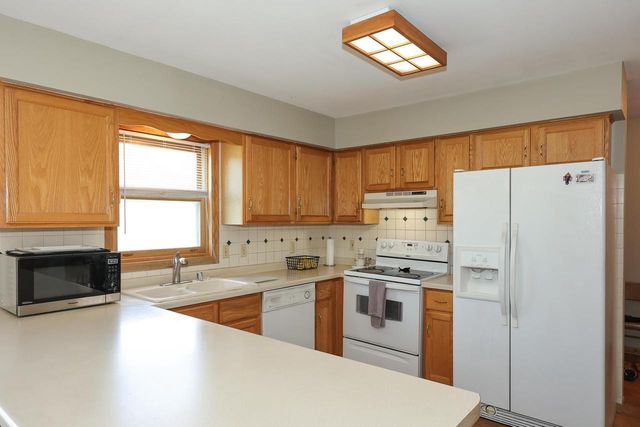 8795 S Lizanne DRIVE, Oak Creek, WI 53154