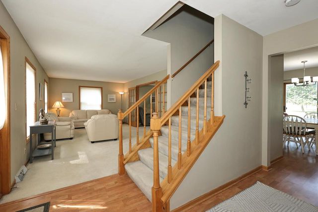 8795 S Lizanne DRIVE, Oak Creek, WI 53154